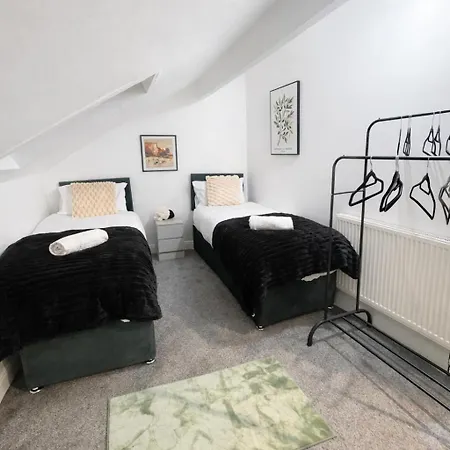 Family-Friendly 4Br Stay, 8 Beds Parking Apartment *