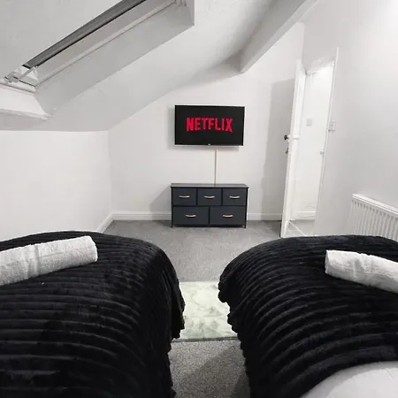 Family-Friendly 4Br Stay, 8 Beds Parking