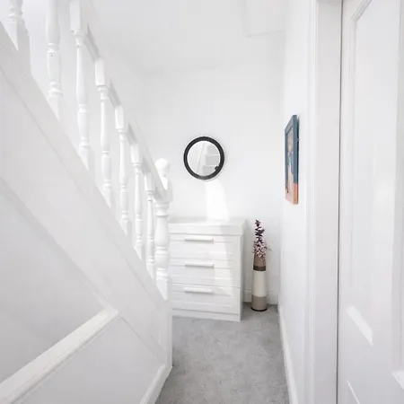 Family-Friendly 4Br Stay, 8 Beds Parking *