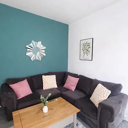 Family-Friendly 4Br Stay, 8 Beds Parking Apartment *