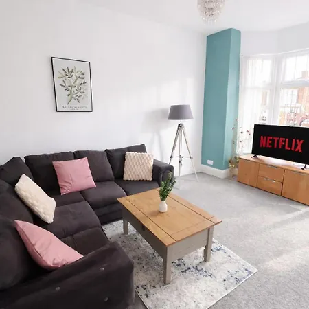 Family-Friendly 4Br Stay, 8 Beds Parking * Leeds (West Yorkshire)
