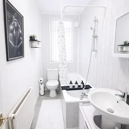Family-Friendly 4Br Stay, 8 Beds Parking Apartment Leeds (West Yorkshire)