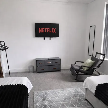 Family-Friendly 4Br Stay, 8 Beds Parking * Leeds (West Yorkshire)