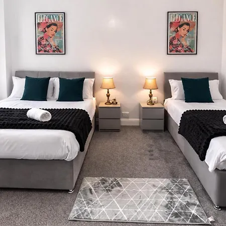 Family-Friendly 4Br Stay, 8 Beds Parking Apartment Leeds (West Yorkshire)