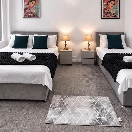 Family-Friendly 4Br Stay, 8 Beds Parking Leeds (West Yorkshire)