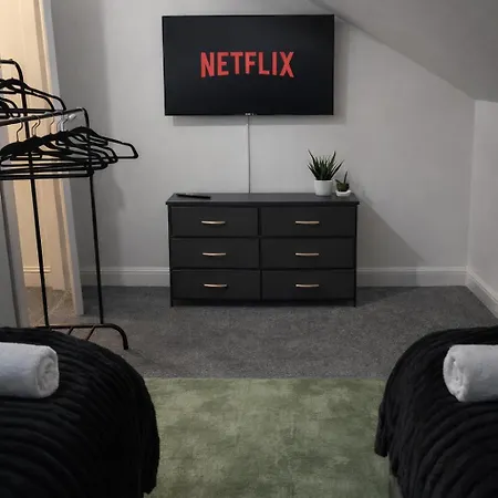 Family-Friendly 4Br Stay, 8 Beds Parking