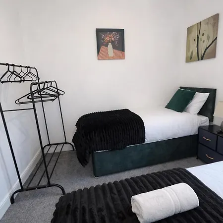 Family-Friendly 4Br Stay, 8 Beds Parking Apartment Leeds (West Yorkshire)